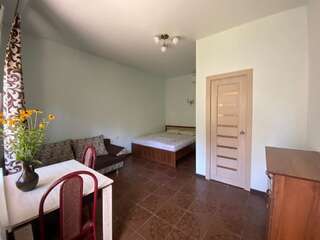 Гостевой дом Guest House Kiparis Пицунда Cемейный номер с собственной ванной комнатой-2